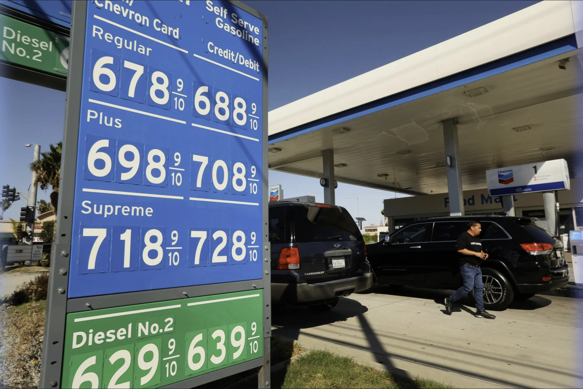 加州加油站油價突破 7 美元（圖片來源：Chevron station, LA Times）